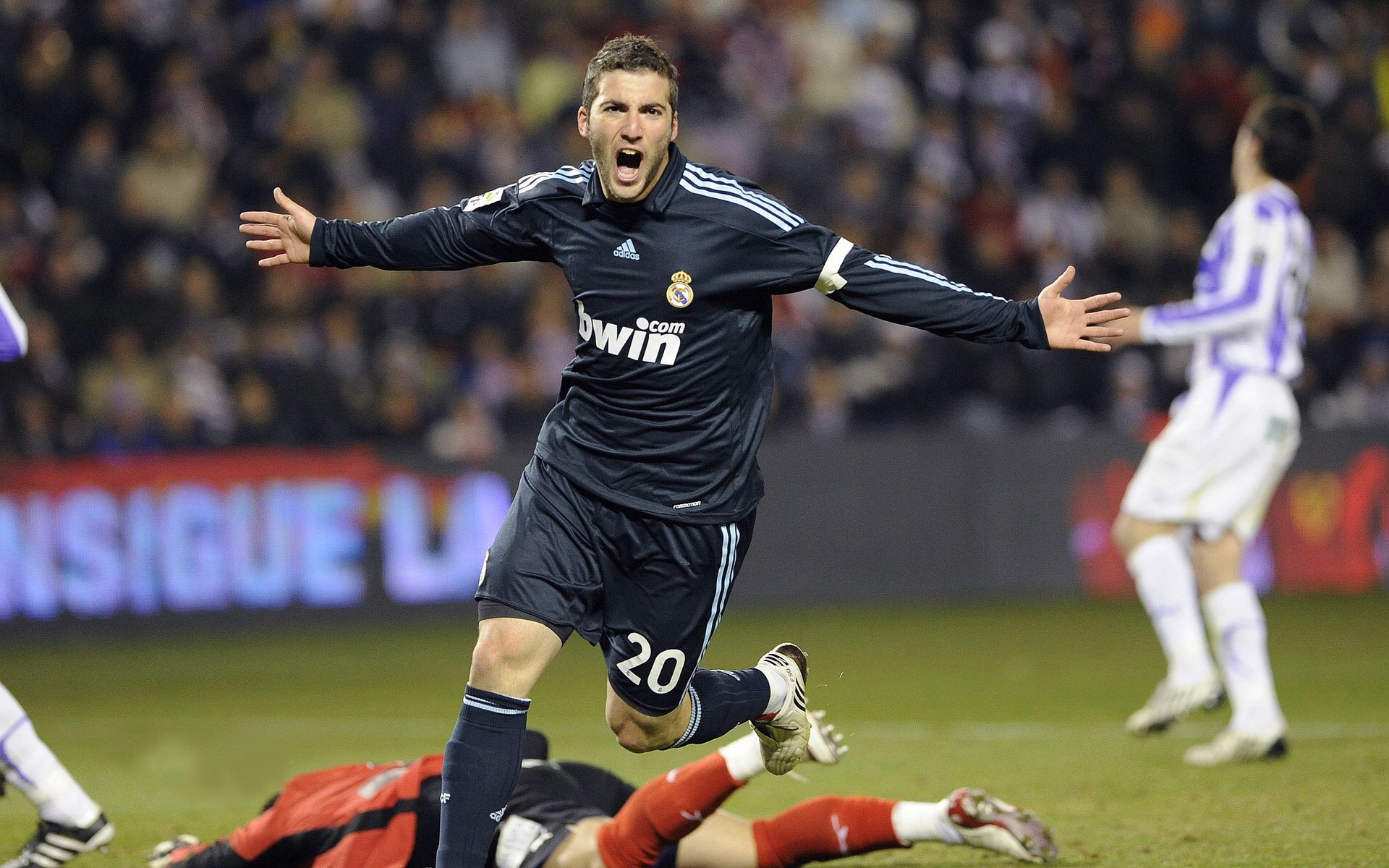 开云网页版-哈斯与红牛二队的地下战争，维斯塔潘的火星车之外，F1中游集团的悬念更迷人